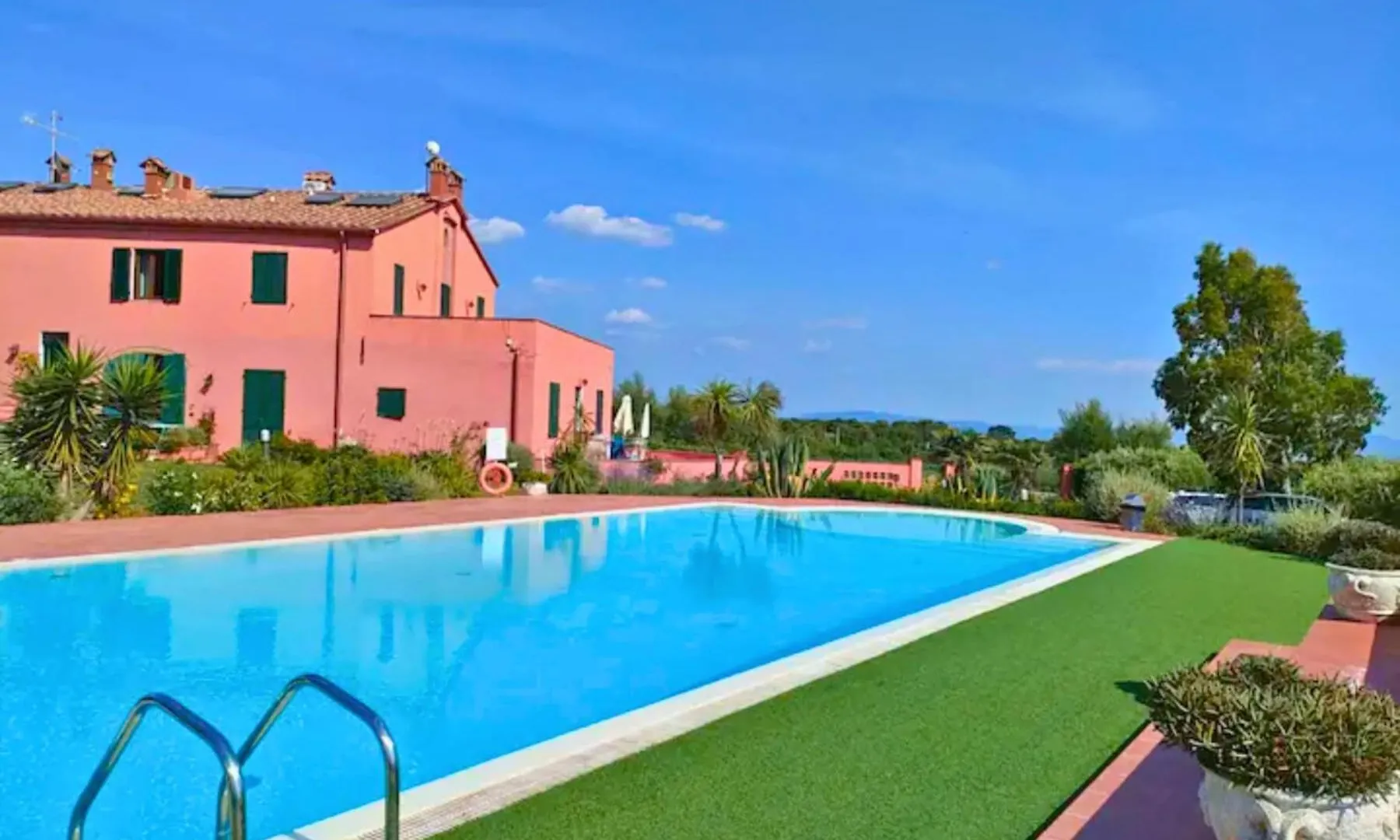 Green View Apartment With Pool